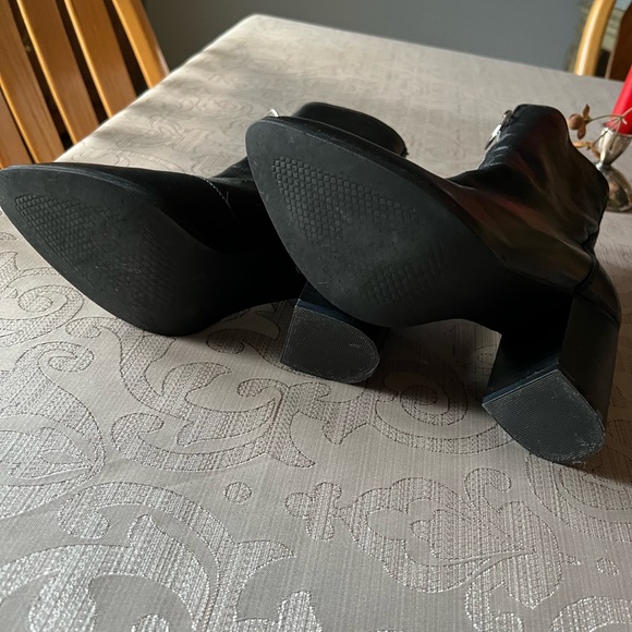 I don't remember the brand of the boots I purchased those in Europe - Picture 3 of 3